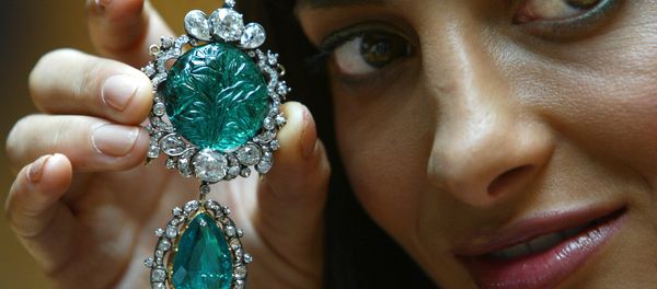 Actress Zehra Naqvi models, Clive of India's historic emerald at Christie's auction house in London 16 July 2003. Carved with Mughal carvings and set among diamonds the emerald previously owned by Robert Clive of India, governor of Bengal and founder of British India will be put up for sale later in the month and is expected tp fetch some 850 000 pounds (1,2 million euros) Actress Zehra Naqvi models, Clive of India's historic emerald at Christie's auction house in London 16 July 2003. Carved with Mughal carvings and set among diamonds the emerald previously owned by Robert Clive of India, governor of Bengal and founder of British India will be put up for sale later in the month and is expected tp fetch some 850 000 pounds (1,2 million euros) - Sputnik International