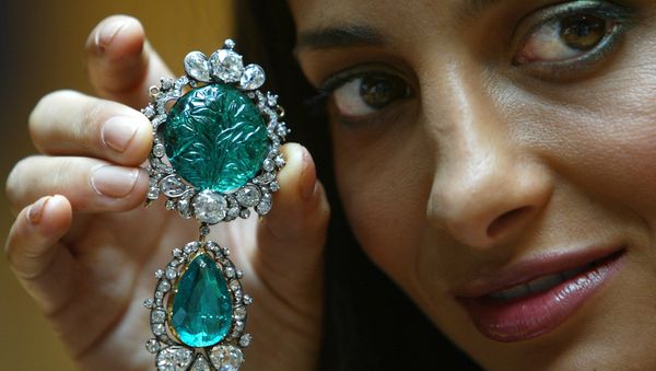 Actress Zehra Naqvi models, Clive of India's historic emerald at Christie's auction house in London 16 July 2003. Carved with Mughal carvings and set among diamonds the emerald previously owned by Robert Clive of India, governor of Bengal and founder of British India will be put up for sale later in the month and is expected tp fetch some 850 000 pounds (1,2 million euros) Actress Zehra Naqvi models, Clive of India's historic emerald at Christie's auction house in London 16 July 2003. Carved with Mughal carvings and set among diamonds the emerald previously owned by Robert Clive of India, governor of Bengal and founder of British India will be put up for sale later in the month and is expected tp fetch some 850 000 pounds (1,2 million euros) - Sputnik International