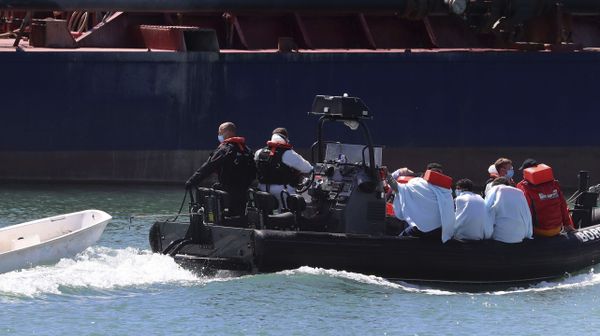 A British Border Force vessel carries a group of men thought to be migrants into Dover harbour, Southern England, Tuesday Aug. 4, 2020 - Sputnik International