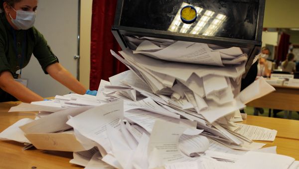 A picture taken on August 9, 2020 shows members of a local electoral commission counting votes in Belarus' presidential election at a polling station in Minsk. A picture taken on August 9, 2020 shows members of a local electoral commission counting votes in Belarus' presidential election at a polling station in Minsk. - Sputnik International