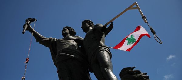 Nooses and a Lebanese flag are placed on a statue on Martyrs' monument, before a protest following the blast in Beirut, Lebanon, August 10, 2020 - Sputnik International
