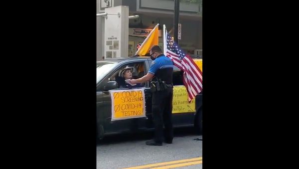 Cellphone recording captures a tense interaction between a driver and an officer with South Carolina's Greenville City Police Department who issued a citation for a poster taped over a vehicle's rear-view mirror. - Sputnik International