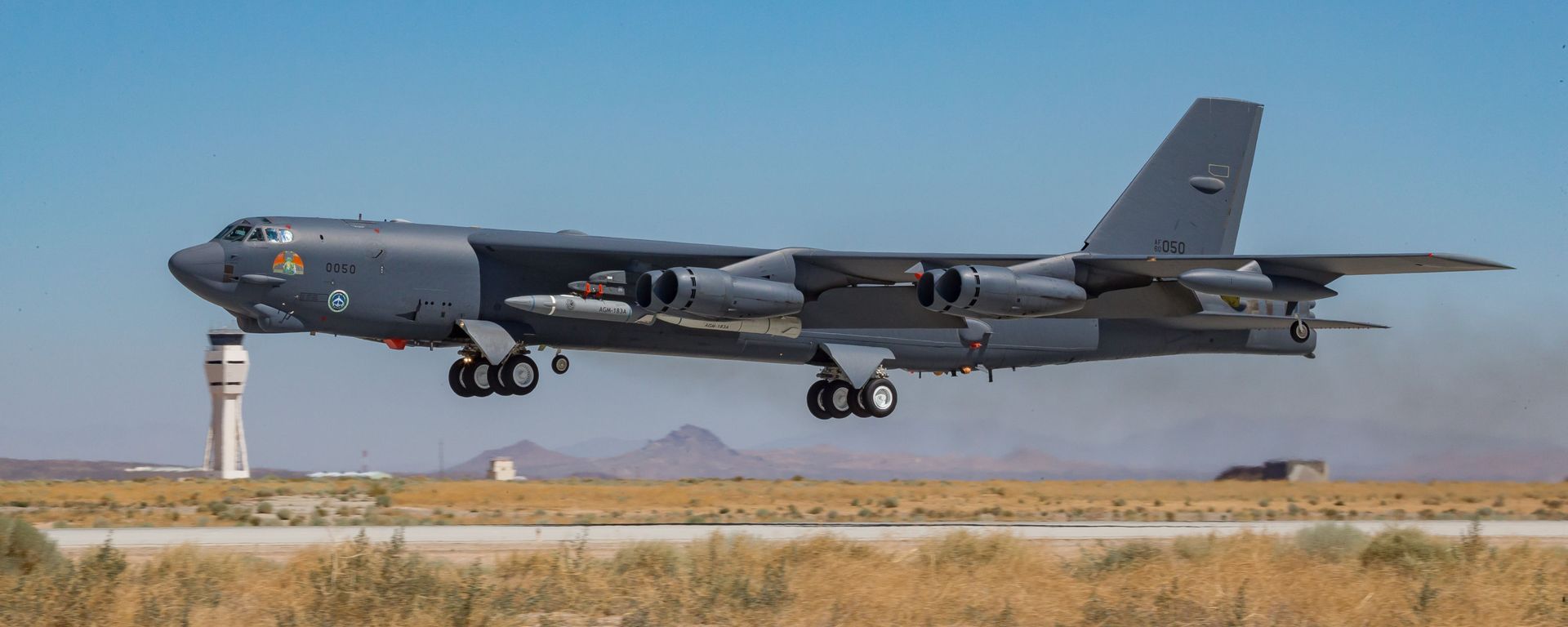 A B-52H Stratofortress assigned to the 419th Flight Test Squadron takes off from Edwards Air Force Base, California, Aug. 8. A B-52H Stratofortress assigned to the 419th Flight Test Squadron takes off from Edwards Air Force Base, California, Aug. 8. - Sputnik International, 1920, 26.04.2021