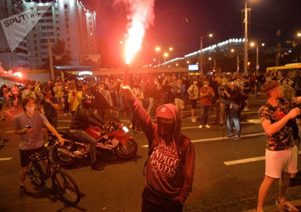 Second Night of Belarus Protests Sees Riot Police, Barricades, Tear Gas, Molotov Cocktails - Sputnik International