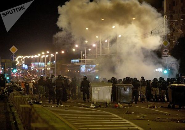 Second Night of Belarus Protests Sees Riot Police, Barricades, Tear Gas, Molotov Cocktails - Sputnik International