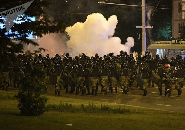 Second Night of Belarus Protests Sees Riot Police, Barricades, Tear Gas, Molotov Cocktails - Sputnik International