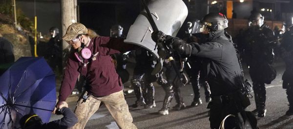 A Portland police officer shoves a protester as police try to disperse the crowd in front of the Multnomah County Sheriff's Office early in the morning on Saturday, Aug. 8, 2020 in Portland, Ore. A Portland police officer shoves a protester as police try to disperse the crowd in front of the Multnomah County Sheriff's Office early in the morning on Saturday, Aug. 8, 2020 in Portland, Ore. - Sputnik International