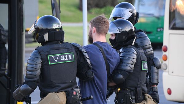 Protesters clash with police during a rally of opposition supporters following the presidential election in Minsk, Belarus - Sputnik International