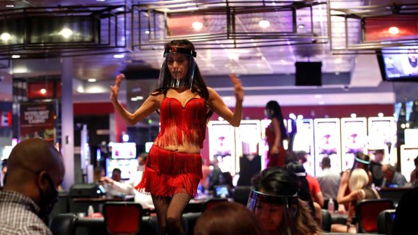 FILE PHOTO: A woman wears a face shield as she dances behind blackjack tables during the reopening of The D hotel-casino, in downtown Las Vegas, Nevada, U.S. June 4, 2020 FILE PHOTO: A woman wears a face shield as she dances behind blackjack tables during the reopening of The D hotel-casino, in downtown Las Vegas, Nevada, U.S. June 4, 2020 - Sputnik International