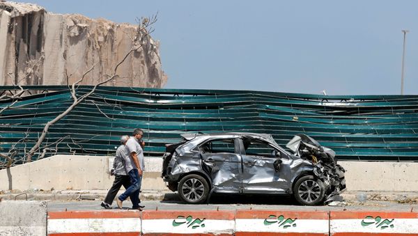 Men walk near the site of Tuesday's blast in Beirut's port area, Lebanon August 8, 2020. REUTERS/Thaier Al-Sudani - Sputnik International