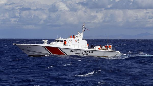A Turkish Coast Guard vessel speeds during an exercise by the Turkish Coast Guard on the Aegean Sea near Izmir, Turkey, Wednesday, May 4, 2016 - Sputnik International