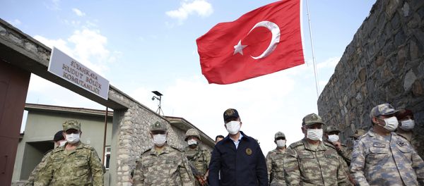 In this photo taken Friday, June 19, 2020, Turkish Defense Minister Hulusi Akar, centre, wearing a face mask to protect against coronavirus, visits Turkish troops at the border with Iraq, in Hakkari province, Turkey. Turkish army's operation continues after it said Wednesday it has airlifted troops for a cross-border ground operation against Kurdish militants in northern Iraq - Sputnik International