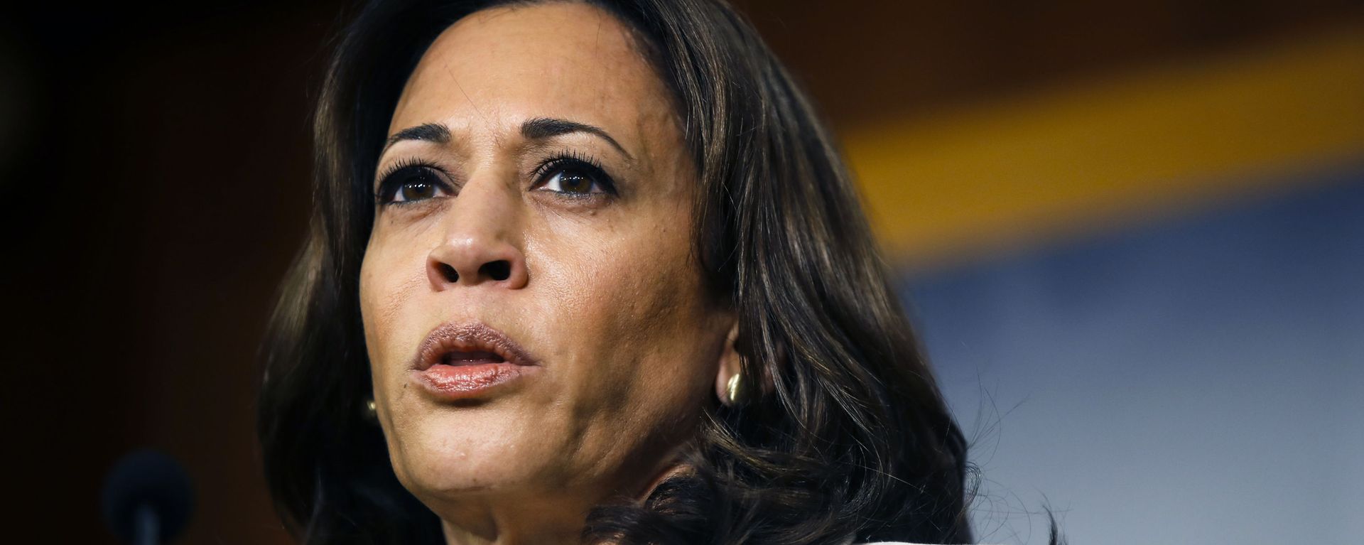 Sen. Kamala Harris, D-Calif., talks to reporters about the impeachment trial of President Donald Trump on charges of abuse of power and obstruction of Congress, at the Capitol in Washington, Thursday, Jan. 16, 2020 - Sputnik International, 1920, 20.08.2024