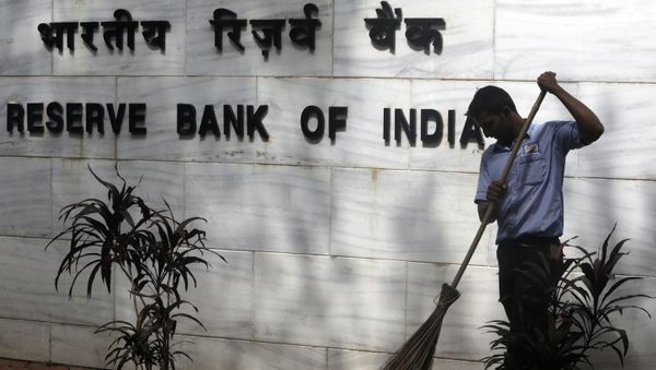 A sweeper cleans the street outside the Reserve Bank of India's headquarters in Mumbai, India, 2 August 2017.  - Sputnik International