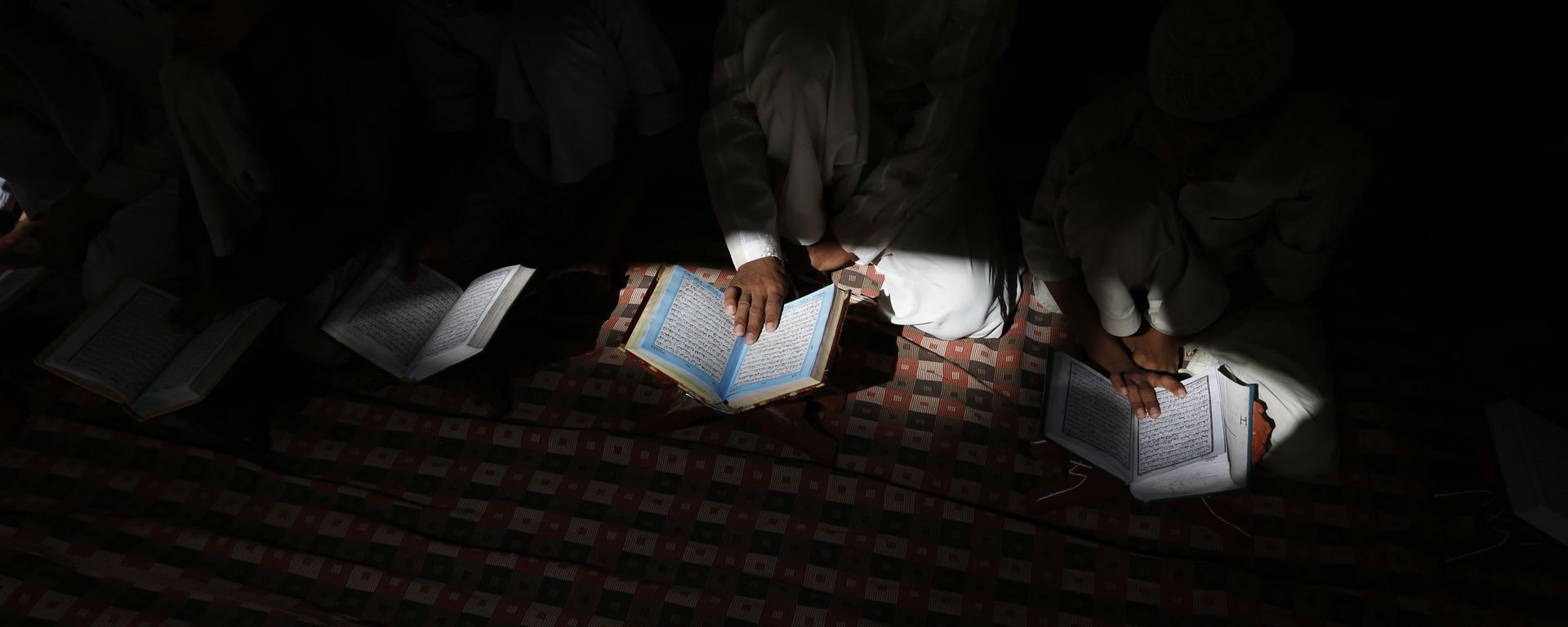 Indian Muslims read the holy Quran at a mosque in Allahabad, Uttar Pradesh state, India, Tuesday, March 28, 2017 Indian Muslims read the holy Quran at a mosque in Allahabad, Uttar Pradesh state, India, Tuesday, March 28, 2017 - Sputnik International, 1920, 07.04.2021