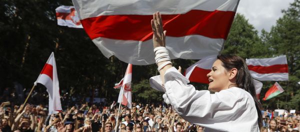 Opposition candidate Sviatlana Tsikhanouskaya greets people waving old Belarus flags - Sputnik International