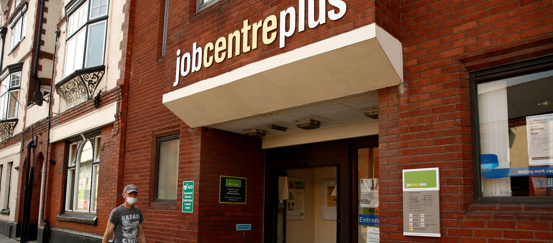 A man wearing a protective face mask walks by a Jobcentre Plus office, following the outbreak of the coronavirus disease (COVID-19), in Chester, Britain August 11, 2020 A man wearing a protective face mask walks by a Jobcentre Plus office, following the outbreak of the coronavirus disease (COVID-19), in Chester, Britain August 11, 2020 - Sputnik International, 1920, 12.08.2020