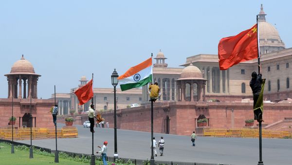 Indian workers tie Indian and Chinese national flags onto poles in front of The Indian Secretariat in New Delhi (File) - Sputnik International