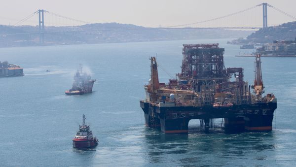  Drilling vessel Scarabeo 9, owned by Italian oil service group Saipem, sails in the Bosphorus on its way to the Mediterranean Sea, in Istanbul, Turkey, April 13, 2020 - Sputnik International