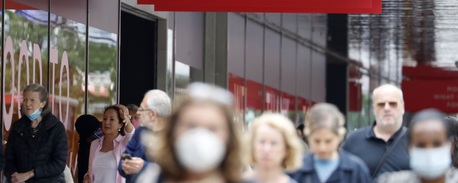 People, some wearing masks queue outside a John Lewis store, in London, Thursday, July 16, 2020. Unemployment across the U.K. has held steady during the coronavirus lockdown as a result of a government salary support scheme, but there are clear signals emerging that job losses will skyrocket over coming months People, some wearing masks queue outside a John Lewis store, in London, Thursday, July 16, 2020. Unemployment across the U.K. has held steady during the coronavirus lockdown as a result of a government salary support scheme, but there are clear signals emerging that job losses will skyrocket over coming months - Sputnik International, 1920, 16.08.2022