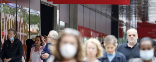 People queue outside a John Lewis store, in London, Thursday, 16 July 2020, some wearing masks. People queue outside a John Lewis store, in London, Thursday, 16 July 2020, some wearing masks. - Sputnik International