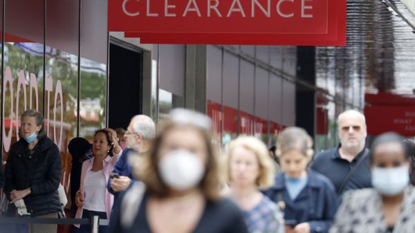 People, some wearing masks queue outside a John Lewis store in London, 16 July 2020. Unemployment across the U.K. has held steady during the coronavirus lockdown as a result of a government salary support scheme, but there are clear signals emerging that job losses will skyrocket over the coming months. - Sputnik International