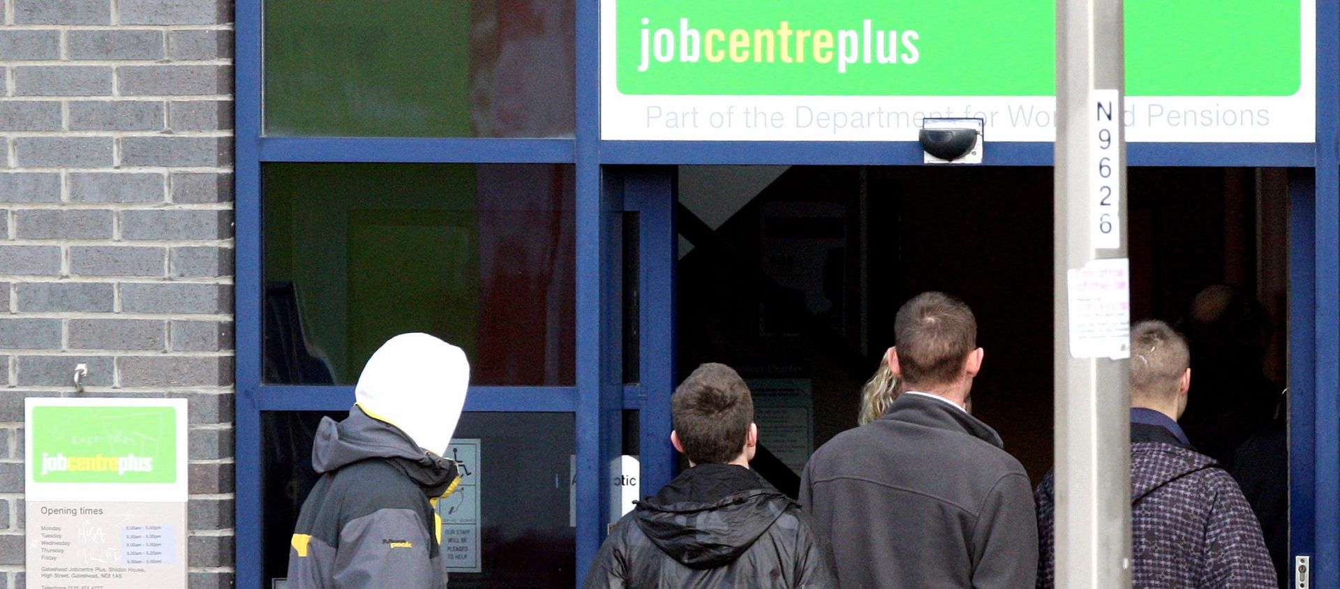 People are seen queuing outside the Jobcentre plus at Gateshead, England (File) - Sputnik International, 1920, 26.01.2021