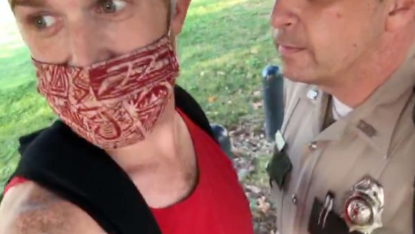 Cellphone footage recorded by local Tennessee resident Andrew Golden captures State Trooper Harvey Briggs allegedly ripping off Golden's face mask while he was filming a nearby traffic stop. - Sputnik International