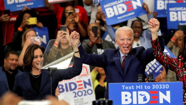 Democratic U.S. presidential candidate and former Vice President Joe Biden and U.S. Senator Kamala Harris hold hands during a campaign stop in Detroit, Michigan, U.S., March 9, 2020 - Sputnik International