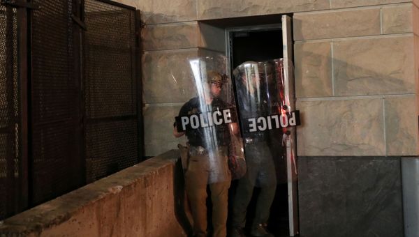 Federal law enforcement officers return to the interior of the Mark O. Hatfield United States Courthouse after putting out a fire set during a demonstration against police violence and racial inequality in Portland, Oregon, U.S., August 2, 2020 - Sputnik International