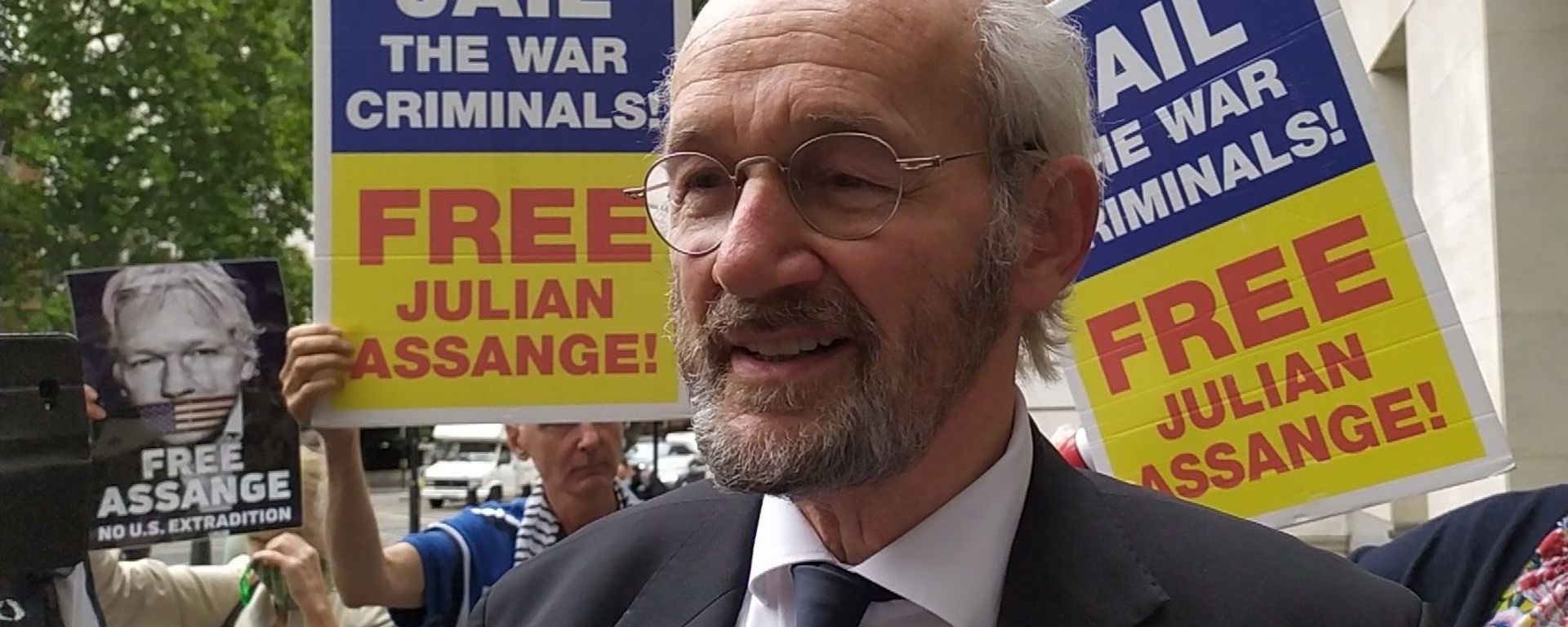 John Shipton outside Westminster Mags on 14 August 2020 with supporters John Shipton outside Westminster Mags on 14 August 2020 with supporters - Sputnik International, 1920, 02.01.2021