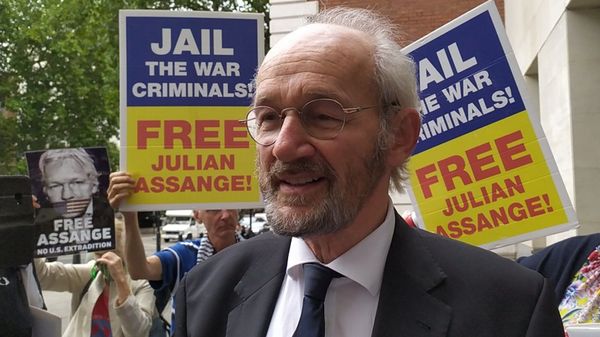 John Shipton outside Westminster Mags on 14 August 2020 with supporters John Shipton outside Westminster Mags on 14 August 2020 with supporters - Sputnik International