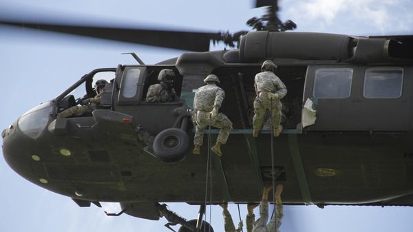 US Army Soldiers conduct rappel training from a UH-60 Black Hawk helicopter at Fort Bliss, Texas, Aug. 23, 2016. - Sputnik International