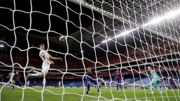 Soccer Football - Champions League - Quarter Final - FC Barcelona v Bayern Munich - Estadio da Luz, Lisbon, Portugal - August 14, 2020  Bayern Munich's Robert Lewandowski scores their sixth goal, as play resumes behind closed doors following the outbreak of the coronavirus disease (COVID-19)  - Sputnik International