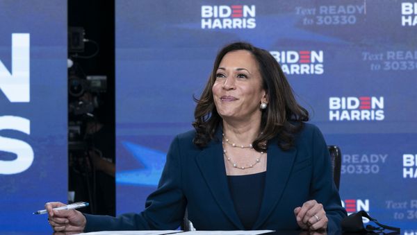 Democratic presidential candidate former Vice President Joe Biden's running mate Sen. Kamala Harris, D-Calif., looks up as she signs required documents for receiving the Democratic nomination for President and Vice President of the United States in Wilmington, Del., Friday, Aug. 14, 2020 - Sputnik International