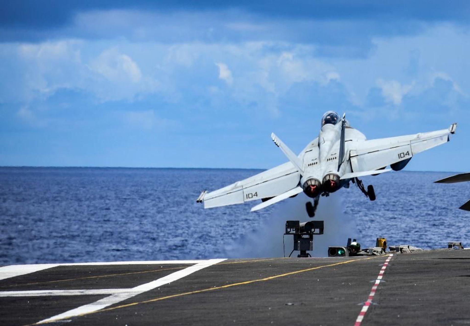 Fighter jet takes off from the USS Ronald Reagan aircraft carrier amid drills in the South China Sea. - Sputnik International, 1920, 05.10.2021