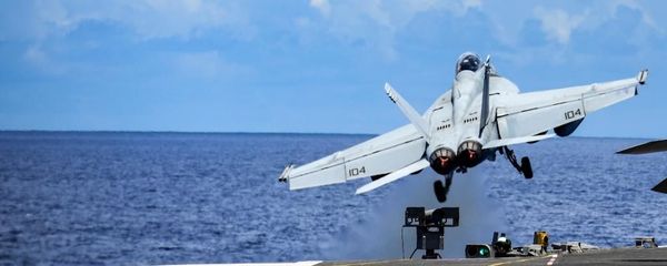 Fighter jet takes off from the USS Ronald Reagan aircraft carrier amid drills in the South China Sea. - Sputnik International