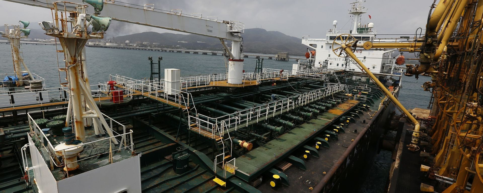 Iranian oil tanker Fortune is anchored at the dock of the El Palito refinery near Puerto Cabello, Venezuela, Monday, May 25, 2020 - Sputnik International, 1920, 22.06.2026