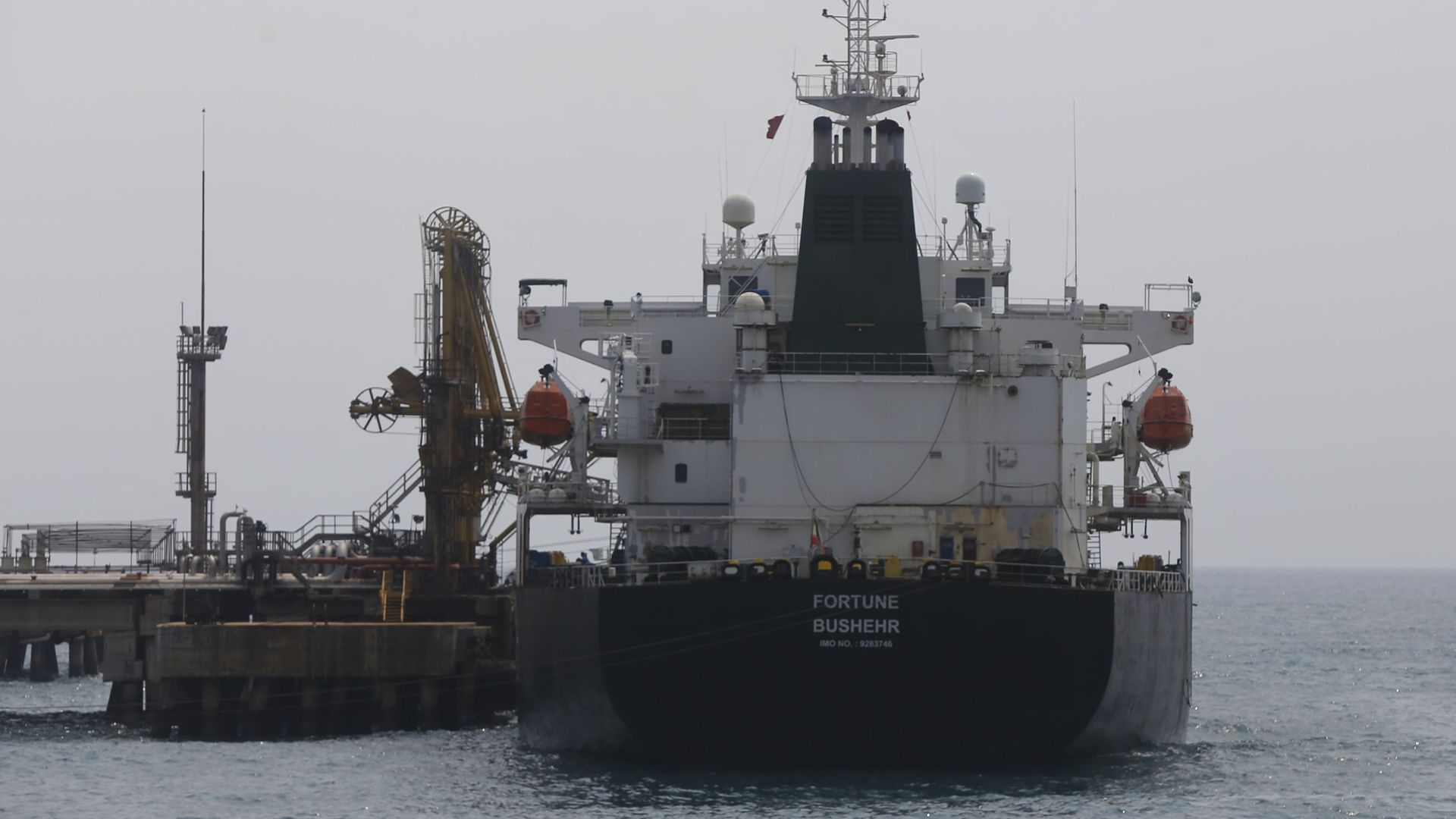 Iranian oil tanker Fortune is anchored at the dock of the El Palito refinery near Puerto Cabello, Venezuela, Monday, May 25, 2020 Iranian oil tanker Fortune is anchored at the dock of the El Palito refinery near Puerto Cabello, Venezuela, Monday, May 25, 2020 - Sputnik International, 1920, 21.04.2021