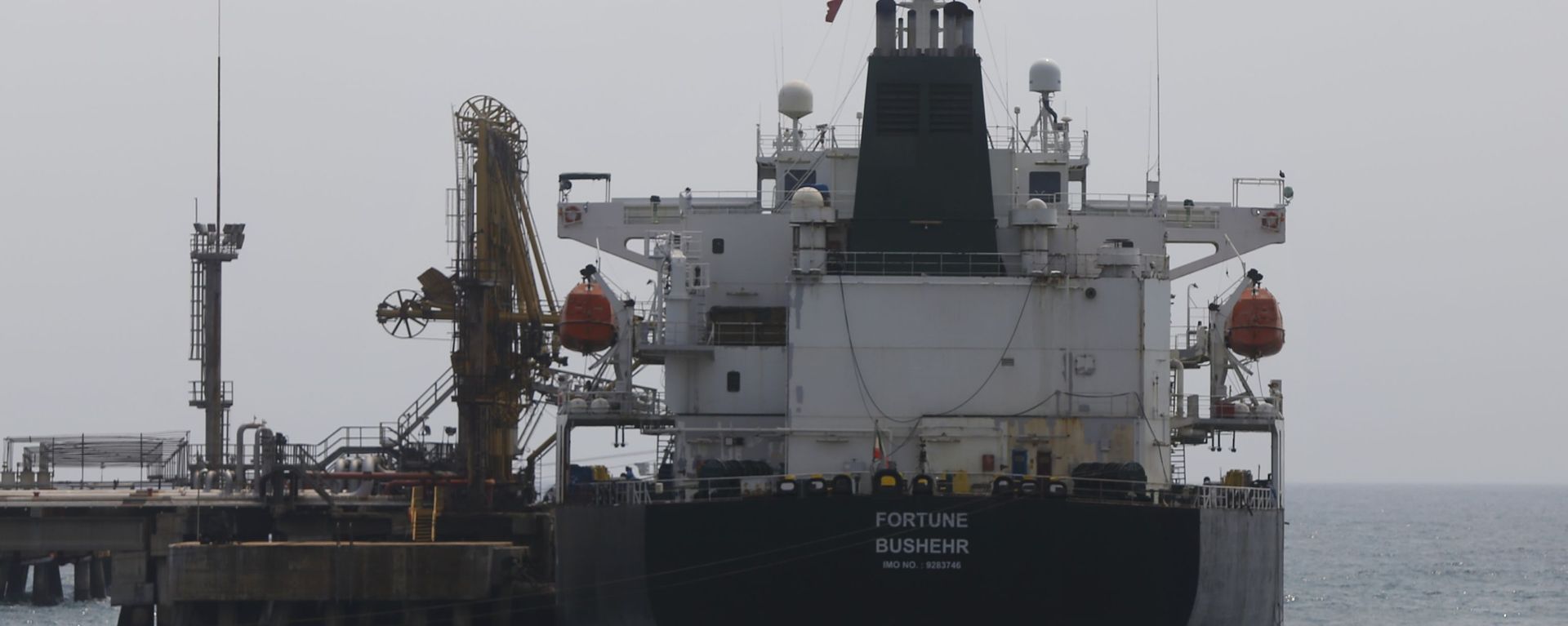 Iranian oil tanker Fortune is anchored at the dock of the El Palito refinery near Puerto Cabello, Venezuela, Monday, 25 May 2020 - Sputnik International, 1920, 09.04.2021