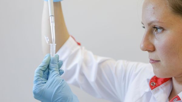 A scientist works inside a laboratory of the Gamaleya Research Institute of Epidemiology and Microbiology during the production and laboratory testing of a vaccine against the coronavirus disease (COVID-19), in Moscow, Russia August 6, 2020 - Sputnik International