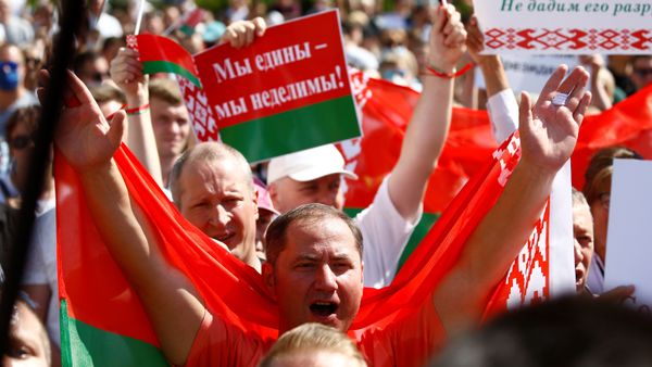 People attend a rally in support of Belarusian President Alexander Lukashenko near the Government House in Independence Square in Minsk, Belarus August 16, 2020. - Sputnik International