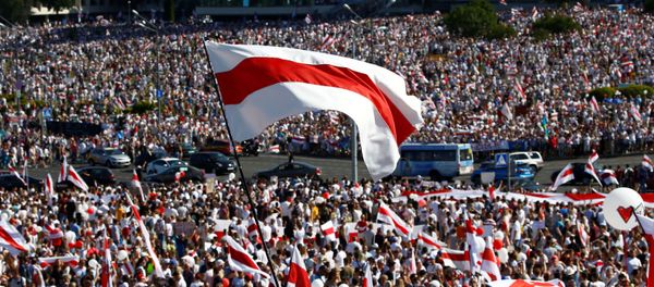People take part in a protest against the presidential election results demanding the resignation of Belarusian President Alexander Lukashenko and the release of political prisoners, in Minsk, Belarus August 16, 2020. - Sputnik International