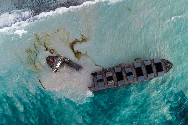 This aerial picture taken on 16 August 2020, shows the bulk carrier MV Wakashio that ran aground and broke into two parts near Blue Bay Marine Park, Mauritius. This aerial picture taken on 16 August 2020, shows the bulk carrier MV Wakashio that ran aground and broke into two parts near Blue Bay Marine Park, Mauritius. - Sputnik International
