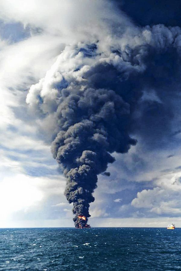 This photo taken on 14 January 2018 and provided by China's Ministry of Transport, shows smoke and fumes from the burning Iranian oil tanker Sanchi in the East China Sea off the eastern coast of China. This photo taken on 14 January 2018 and provided by China's Ministry of Transport, shows smoke and fumes from the burning Iranian oil tanker Sanchi in the East China Sea off the eastern coast of China. - Sputnik International
