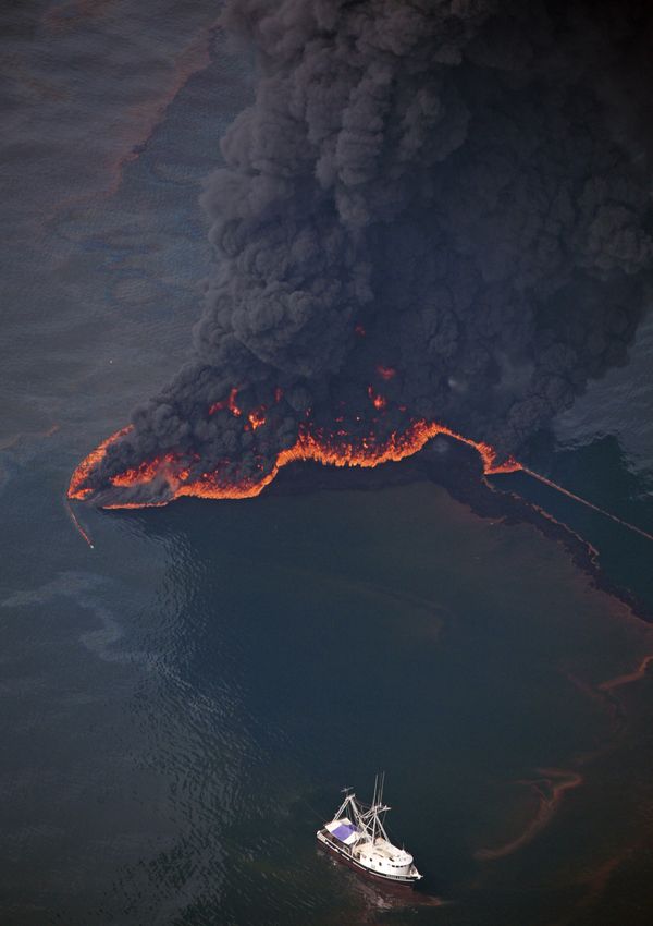 Oil is burned on the surface of the Gulf of Mexico a few miles from the site of the Deepwater Horizon disaster Wednesday, 16 June 2010. Oil is burned on the surface of the Gulf of Mexico a few miles from the site of the Deepwater Horizon disaster Wednesday, 16 June 2010. - Sputnik International