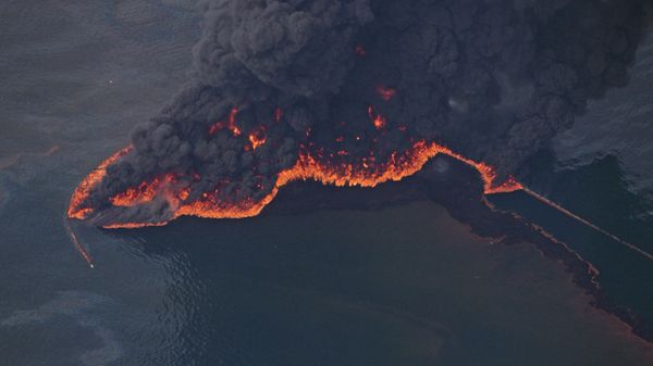 Oil is burned on the surface of the Gulf of Mexico a few miles from the site of the Deepwater Horizon disaster Wednesday, June 16, 2010 - Sputnik International
