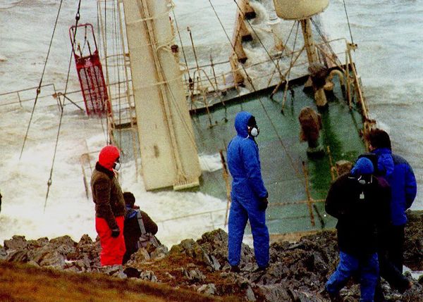Members of the media with masks on their faces watch the wreckage of the oil tanker Braer that ran aground during a storm off Shetland, Scotland, in January 1993 and broke up a week later following storm force winds. Members of the media with masks on their faces watch the wreckage of the oil tanker Braer that ran aground during a storm off Shetland, Scotland, in January 1993 and broke up a week later following storm force winds. - Sputnik International