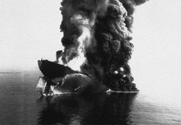 Smoke rises from the sinking Cypriot-registered oil tanker Haven after a huge explosion rocked the tanker on 13 April 1991. Smoke rises from the sinking Cypriot-registered oil tanker Haven after a huge explosion rocked the tanker on 13 April 1991. - Sputnik International