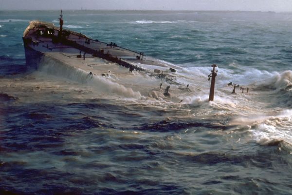 The supertanker Amoco Cadiz is seen submerging after it ran aground on 16 March 1978 on Portsall Rocks, 5 km from the coast of Brittany, France. The supertanker Amoco Cadiz is seen submerging after it ran aground on 16 March 1978 on Portsall Rocks, 5 km from the coast of Brittany, France. - Sputnik International
